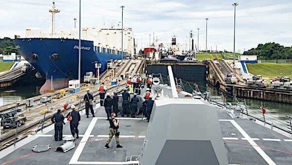 Sailors aboard the U.S. Navy's guided-missile destroyer, the USS Daniel Inouye, work with members of the Panama Canal Authority to safely pass through the first lock of the Panama Canal on Nov. 1, 2021. (U.S. Navy photo by Mass Communication Specialist 3rd Class Jeremy Lemmon Jr.)